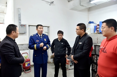 新疆昌吉15個(gè)消防檢查組集中開(kāi)展夜查行動(dòng)，筑牢消防安全防線